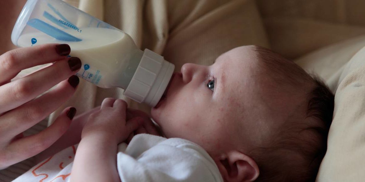 Bebe biberón Alergia a la proteína de leche en niños