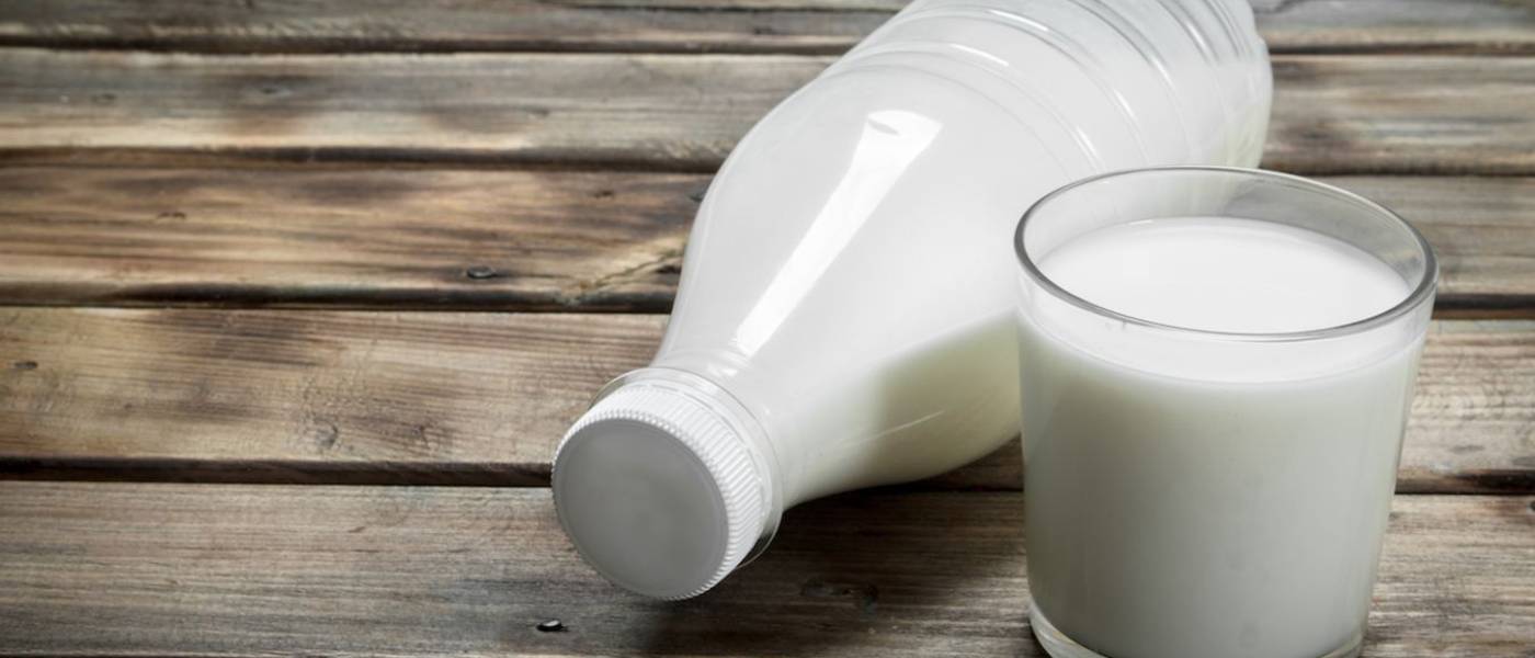 La leche nos aporta grandes cantidades de calcio.