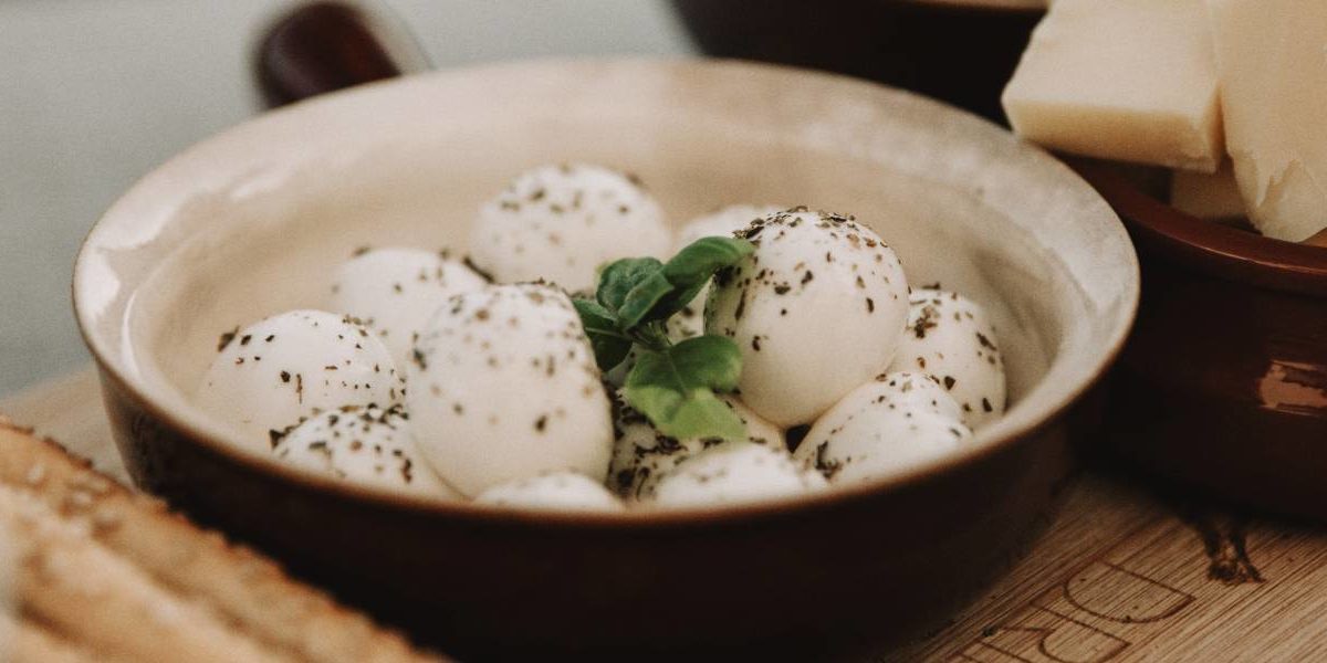 Un plato con mozarella