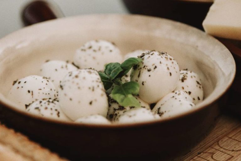 Un plato con mozarella