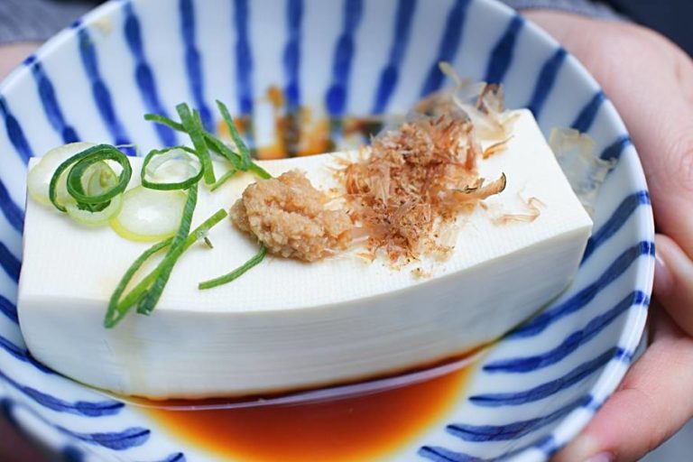 Un plato con tofu