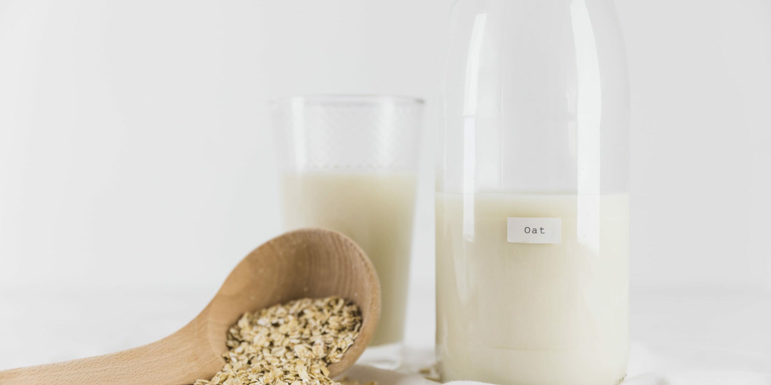 vaso-y-botella-de-leche-y-cereales (1)