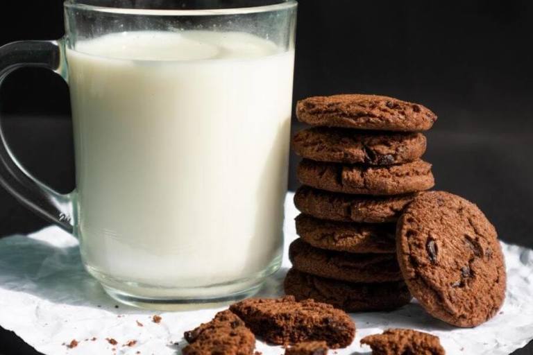 Un vaso de leche de soja con galletas.