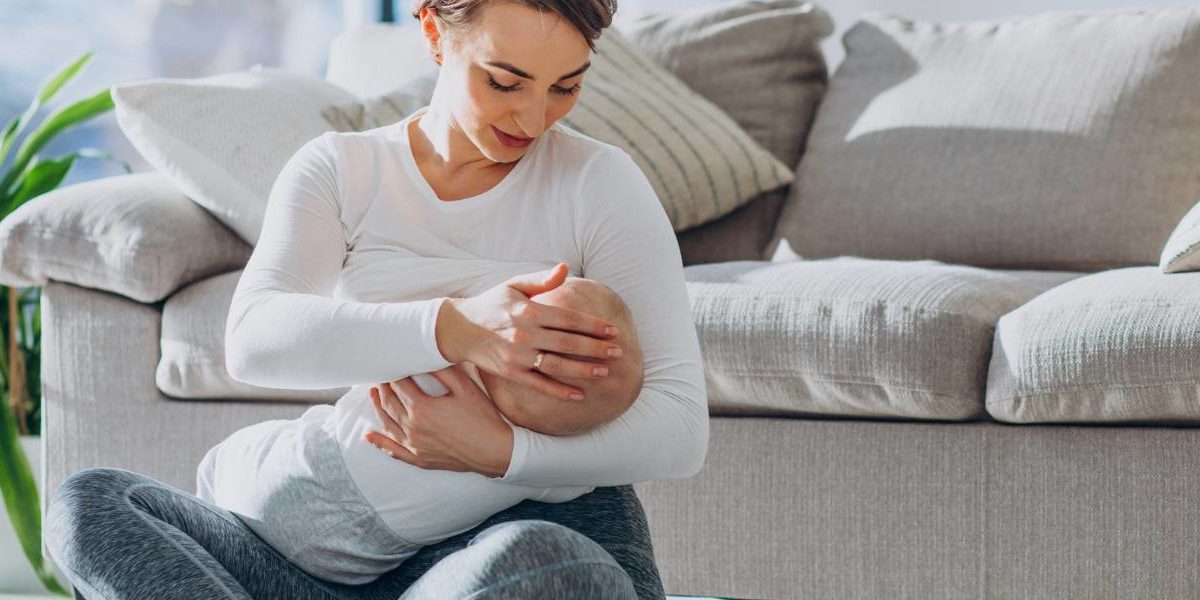 madre-dar-pecho-bebe Madre dando el pecho a su bebé.