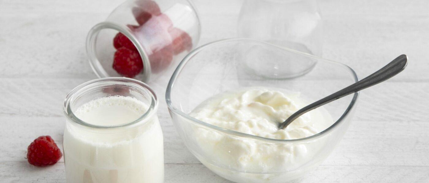 arreglo-de-productos-lacteos-y-frambuesas (1)