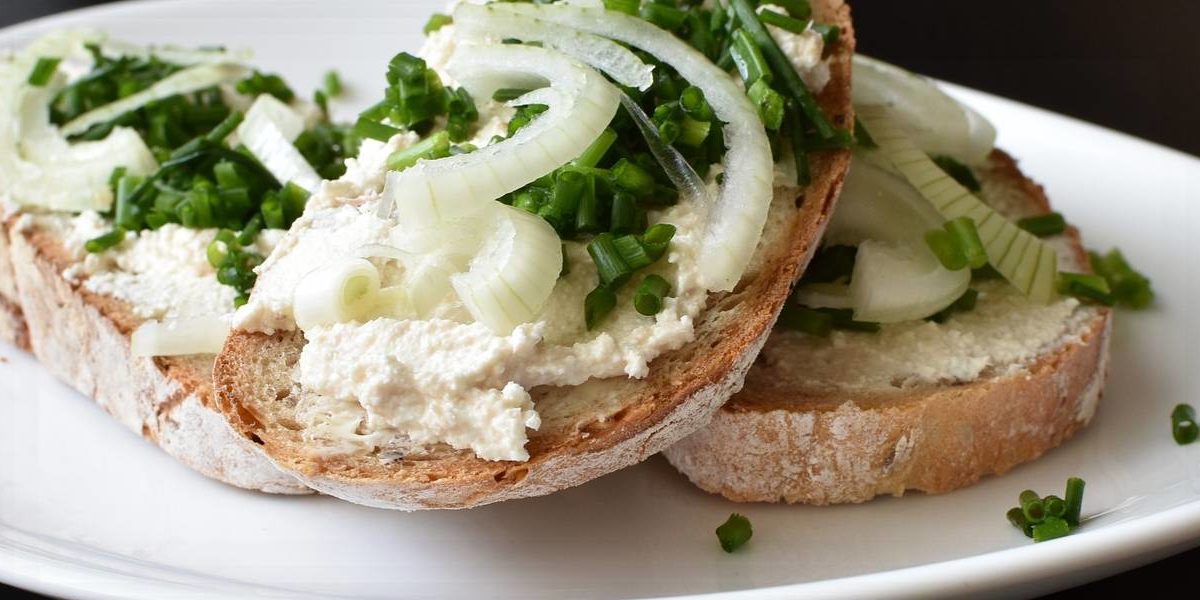 Pan con queso de crema.