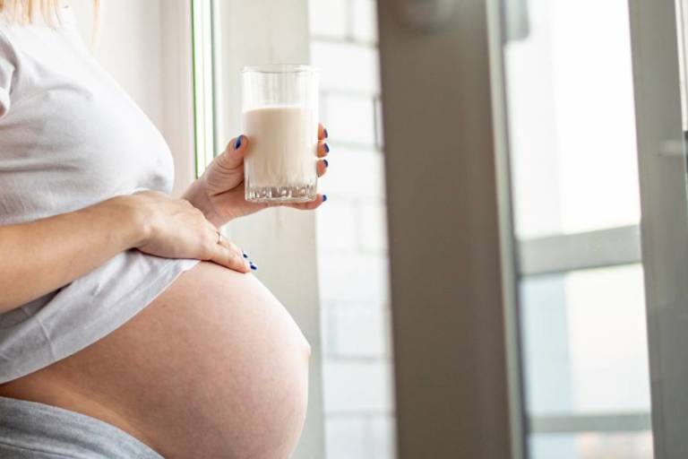 mujer-embarazada-vaso-leche Una mujer embarazada bebiendo un vaso de leche.