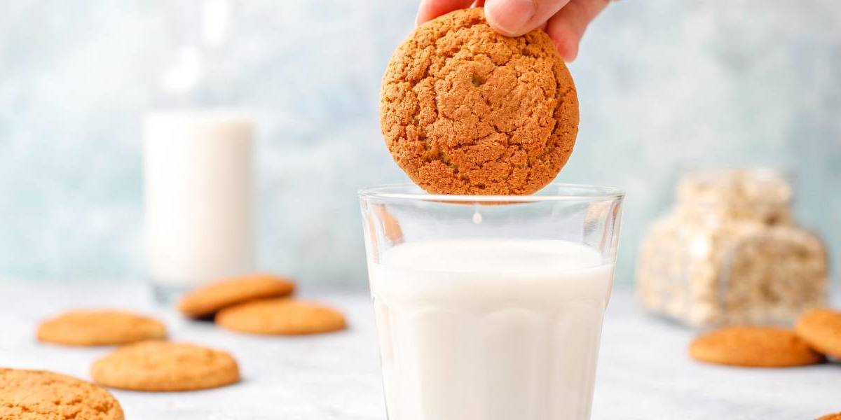 Vaso de leche con galletas.