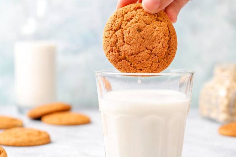 Vaso de leche con galletas.