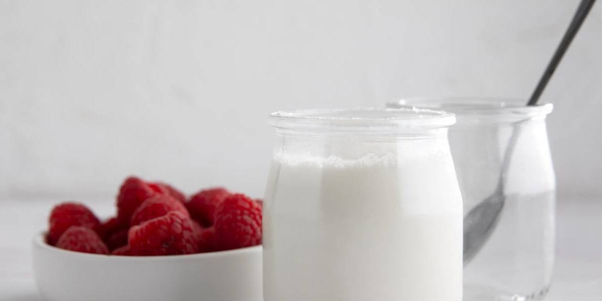 yogur Yogur natural con frambuesas.