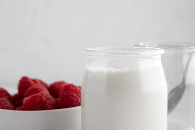 Yogur natural con frambuesas.