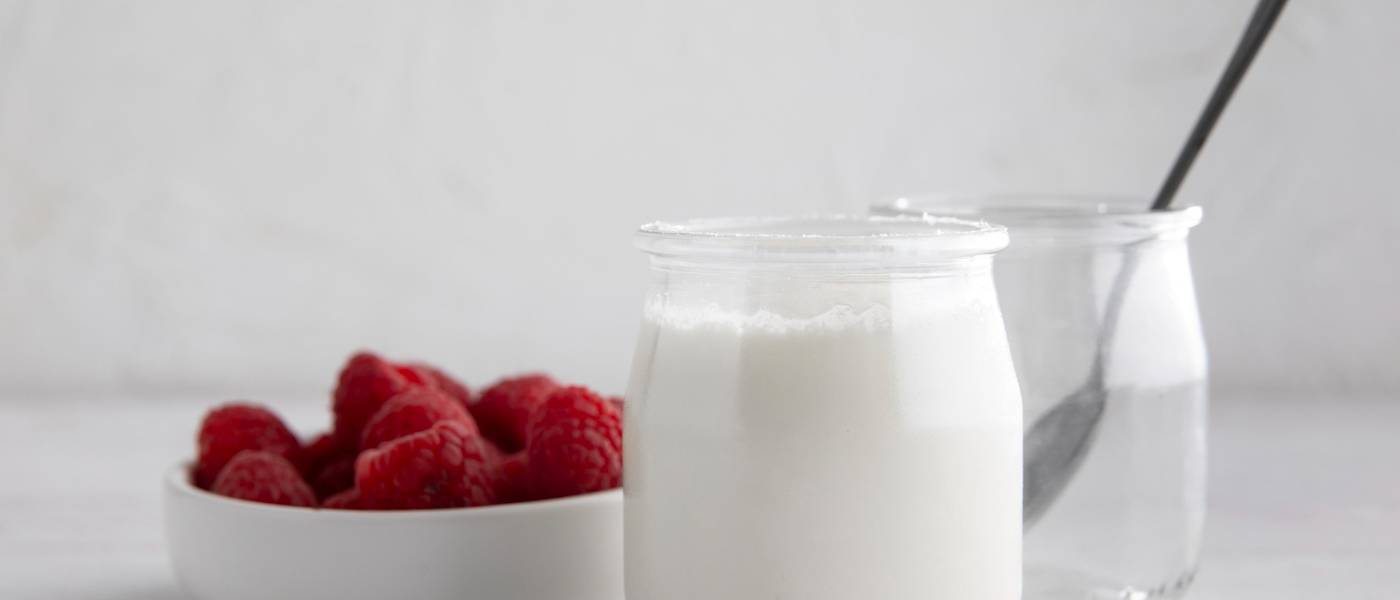 Yogur natural con frambuesas.