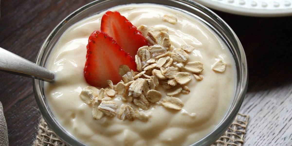 yogur Yogur de cabra con avena y fresas.
