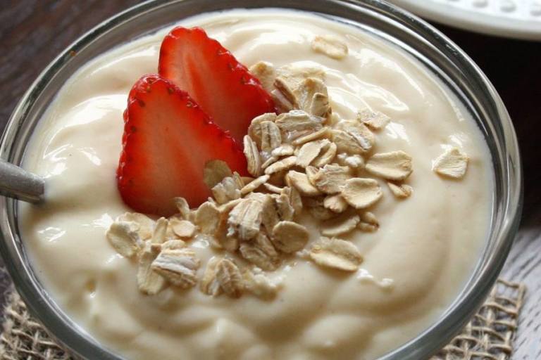 Yogur de cabra con avena y fresas.