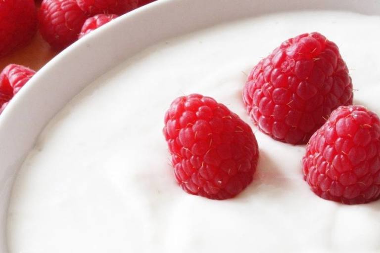 Yogur con frambuesas.