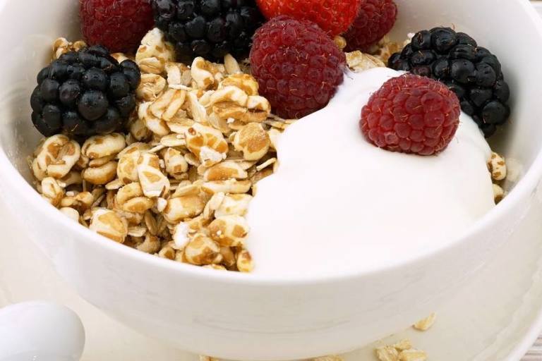 Yogur con muesli y frutas.