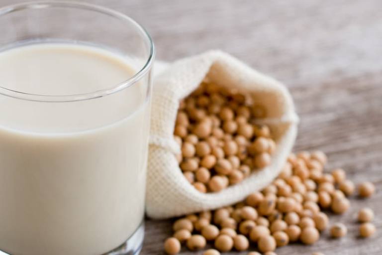 Vaso de bebida vegetal de soja.