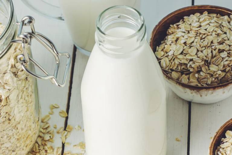 La "leche" de avena puede ser elaborada en casa.