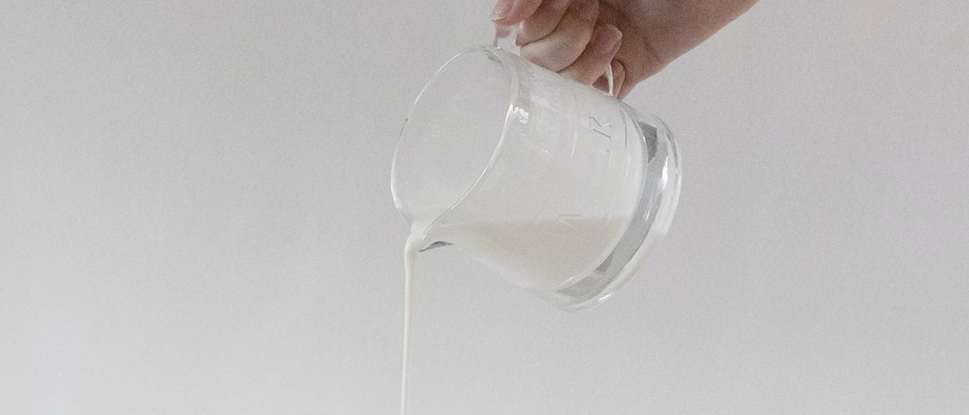 Sirviendo un vaso de leche.