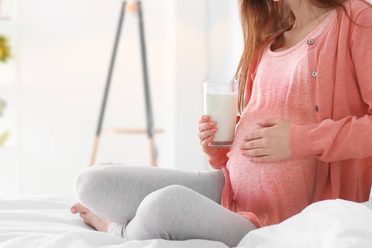 Mujer bebiendo leche durante el embarazo.