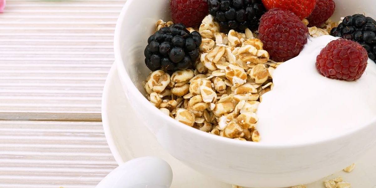 Skyr con frutos secos, frambuesas y moras.