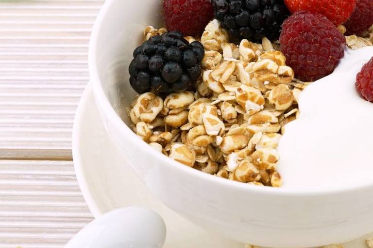 Skyr con frutos secos, frambuesas y moras.