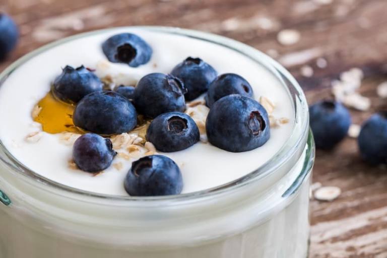 Yogur proteico de arándanos.