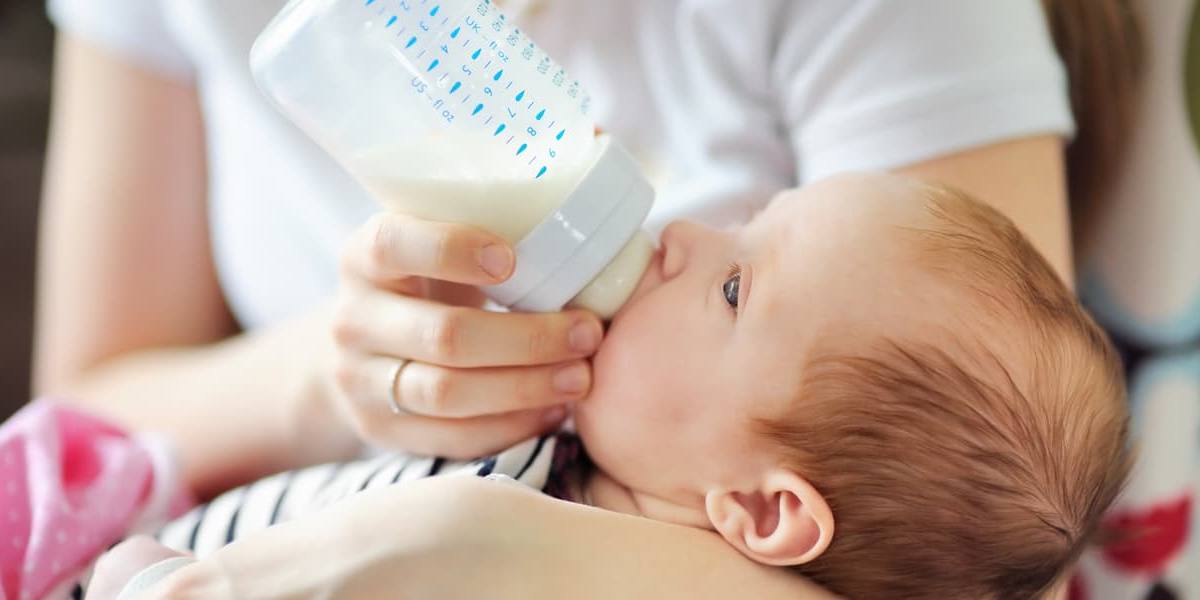 bebe-tomando-leche-formula Una madre dando el biberón a su hijo.