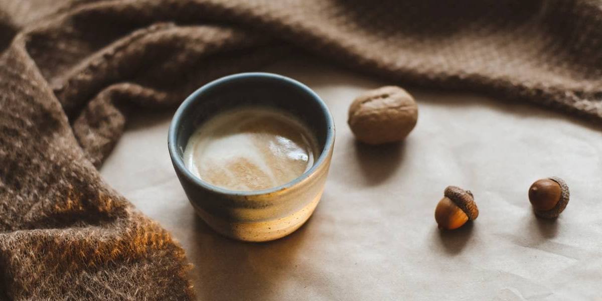 Café con bebida vegetal de bellota.