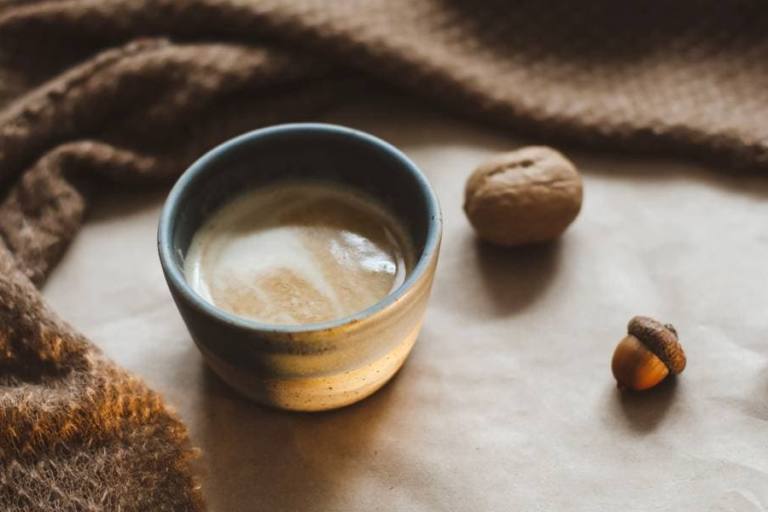 Café con bebida vegetal de bellota.