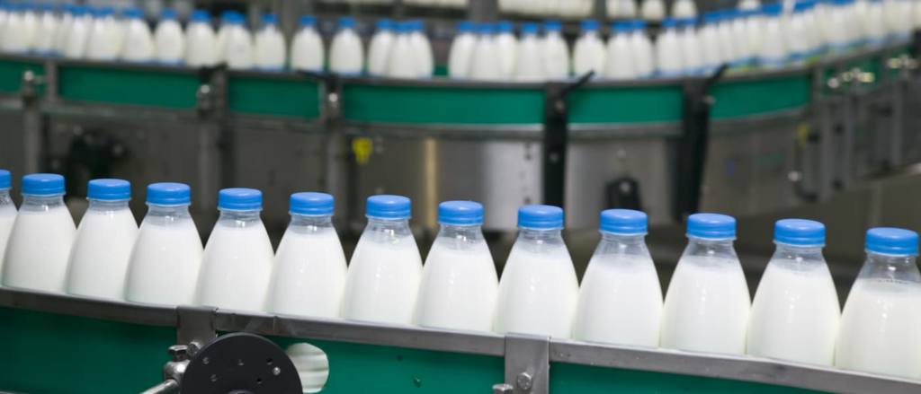 La huelga de transportes recrudece la “crítica” situación del sector lácteo, pero el Gobierno espera alcanzar un acuerdo