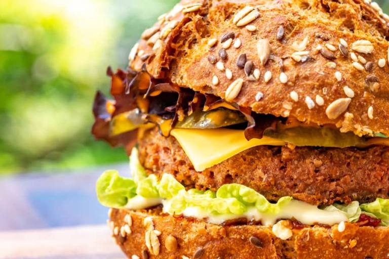 Hamburguesa con queso vegano.