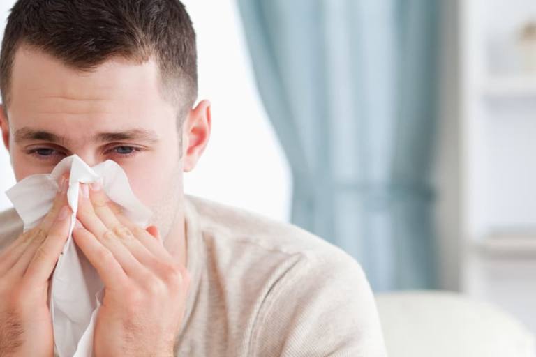 Joven resfriado.