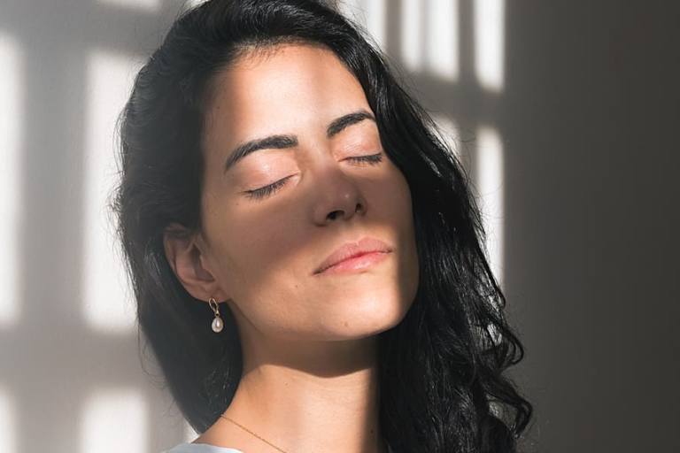 Joven tomando el sol.