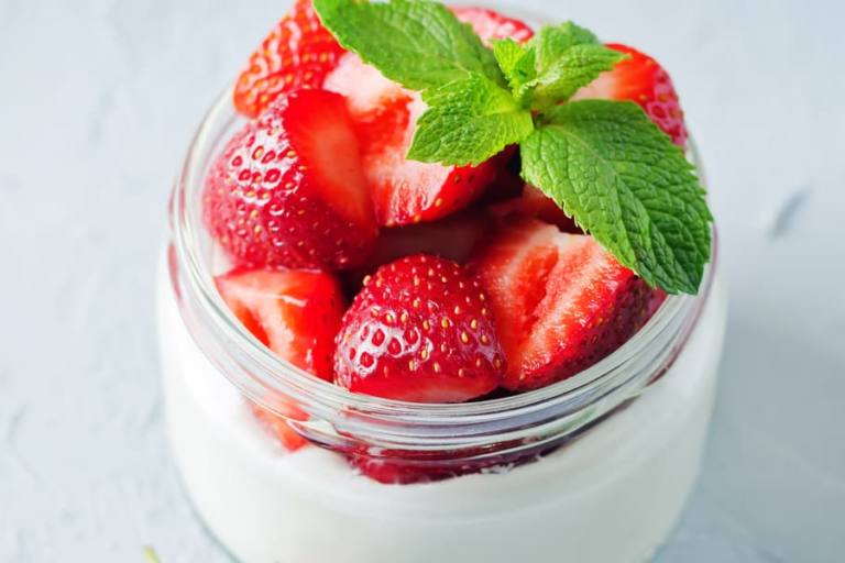 Yogur griego con fresas.