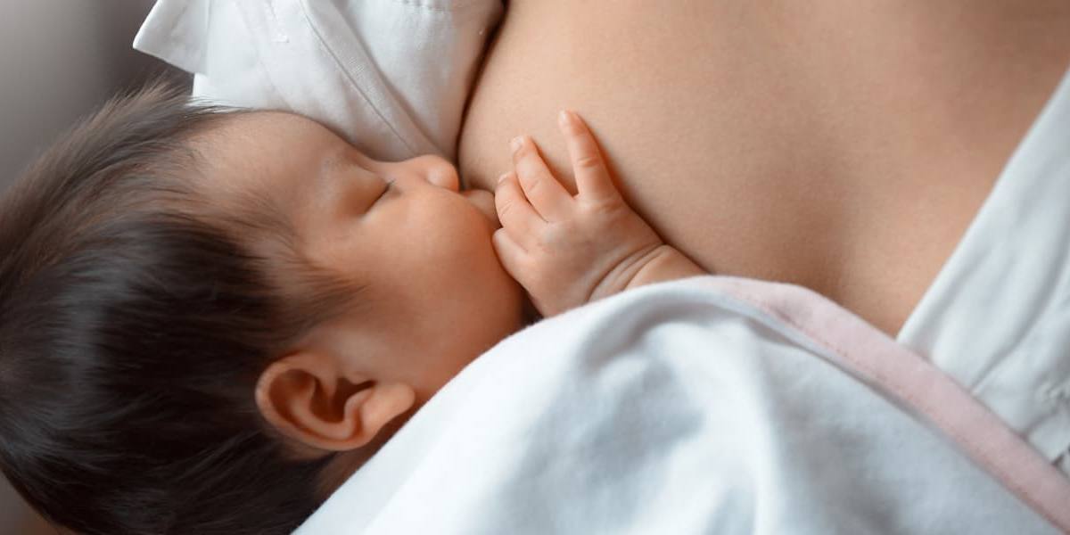 Madre dando el pecho a su bebé.