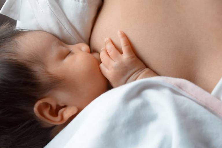 Madre dando el pecho a su bebé.