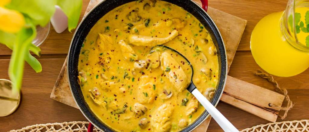 Pollo al curry con nata.