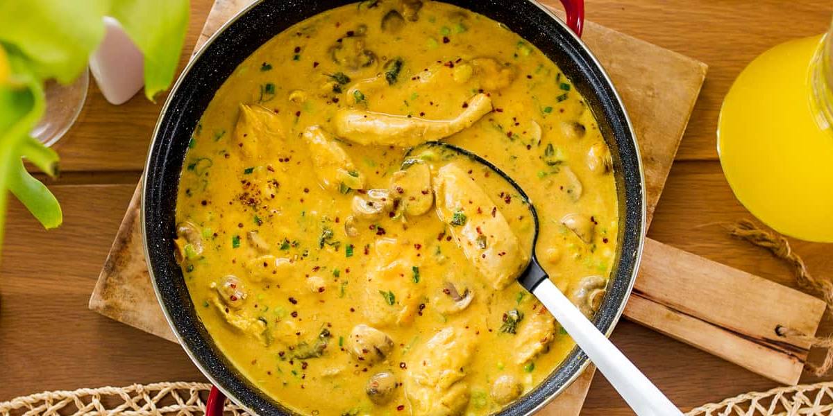 Pollo al curry con nata.