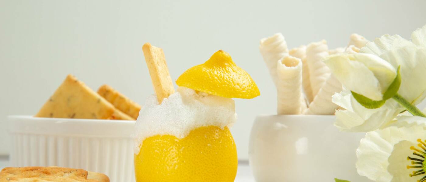 vista-frontal-del-coctel-de-limon-con-galletas-en-el-jugo-de-coctel-de-citricos-de-mesa-blanca (2)