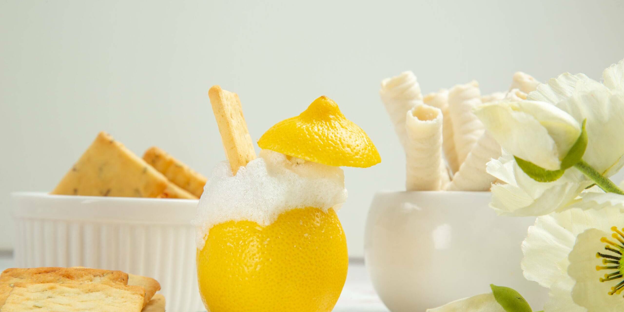 vista-frontal-del-coctel-de-limon-con-galletas-en-el-jugo-de-coctel-de-citricos-de-mesa-blanca (2)