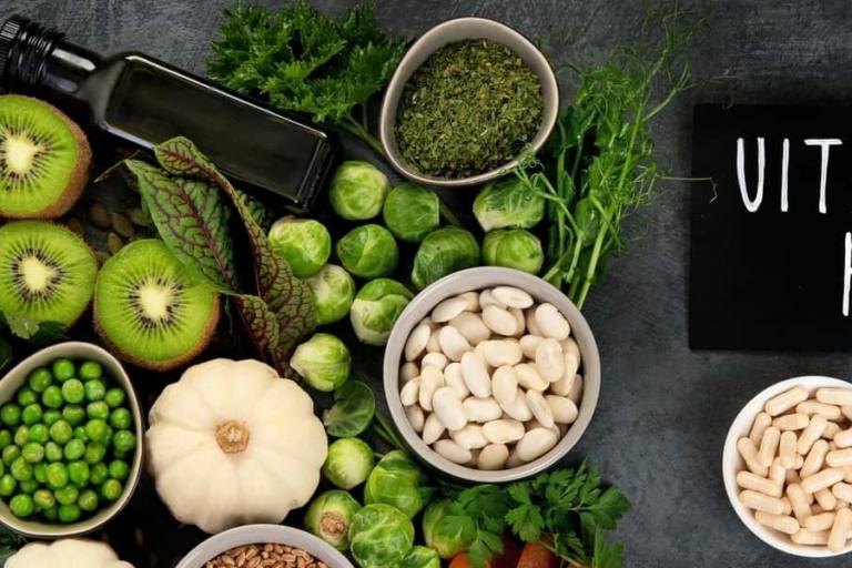 Alimentos con vitamina K.