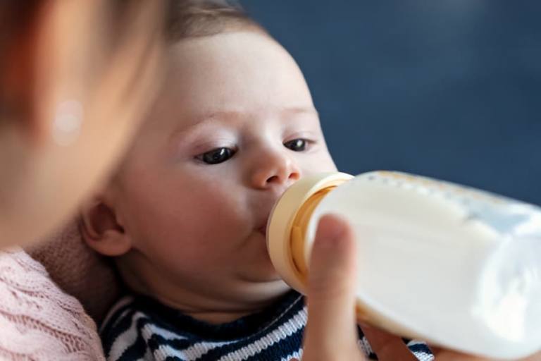 Bebé tomando un biberón.