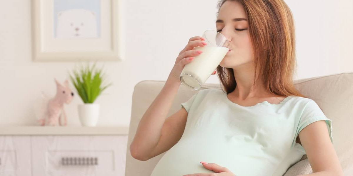 embarazada-tomando-leche Embarazada tomando un vaso de leche.