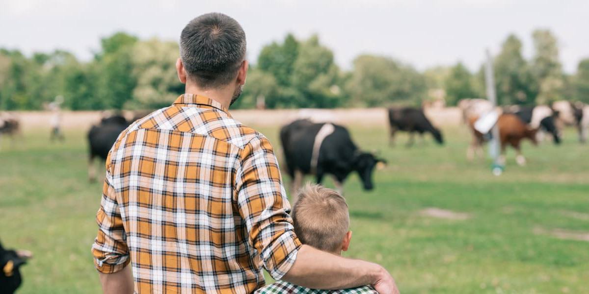 ganadero-con-su-hijo Ganadero con su hijo.