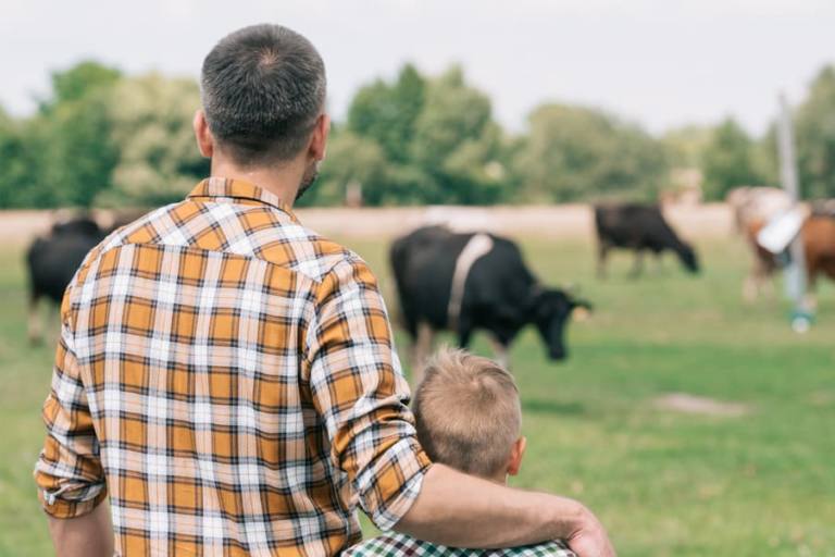 Ganadero con su hijo.