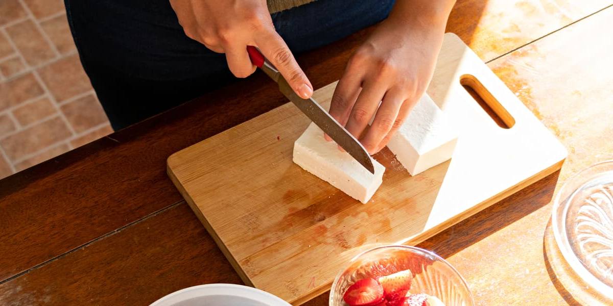 mujer-cortando-queso Mujer cortando queso.