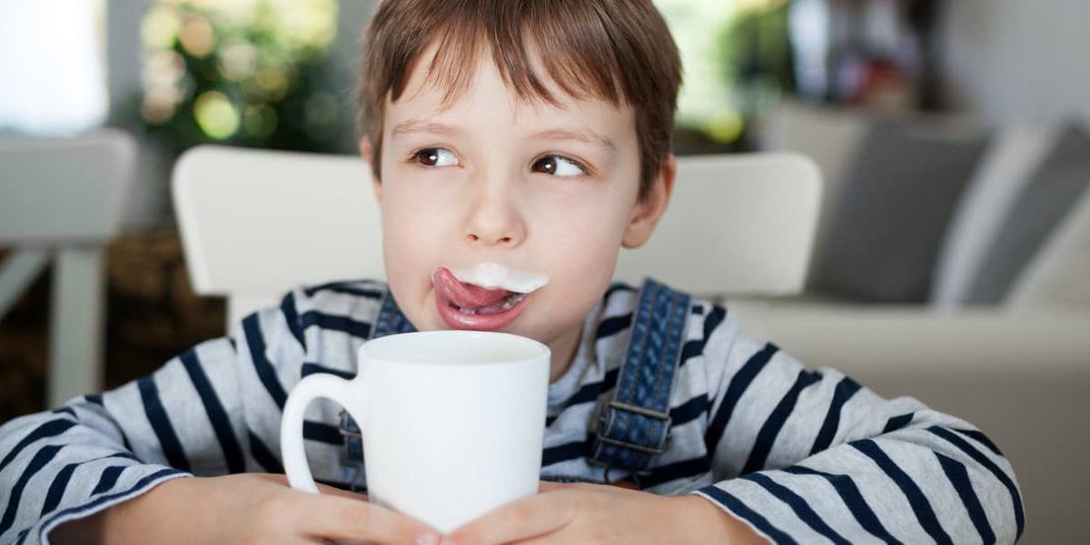 nino-bebiendo-un-vaso-de-leche Niño bebiendo un vaso de leche.