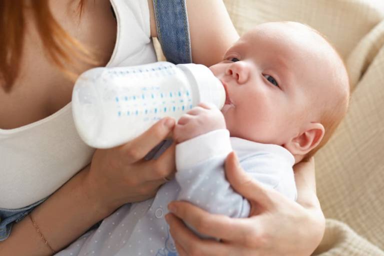 Bebé tomando el biberón.