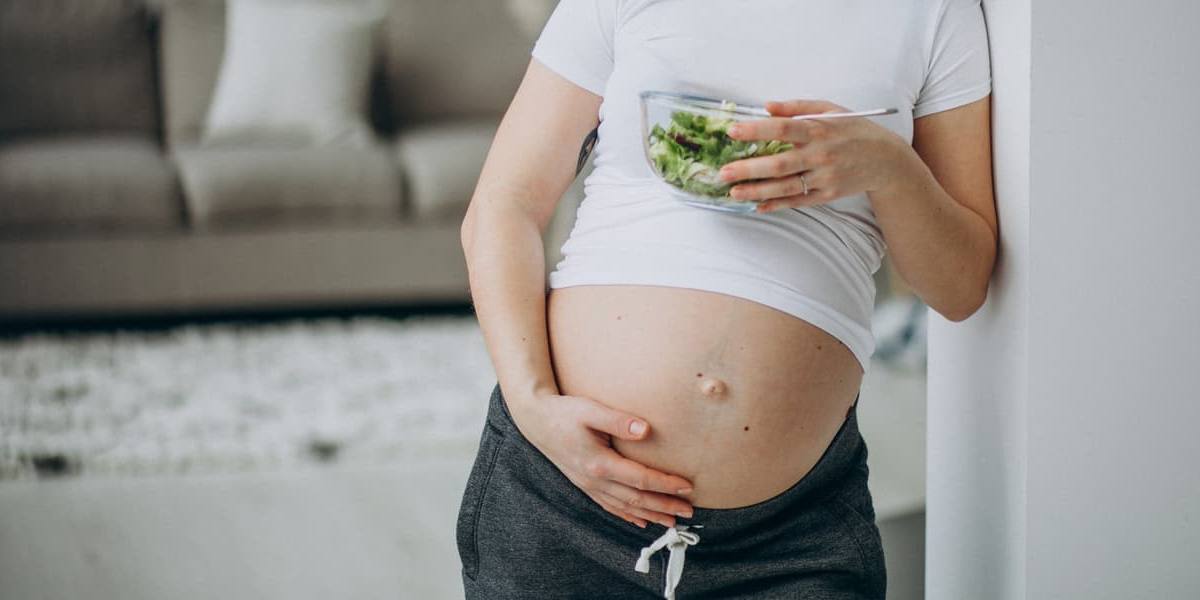 mujer-embarazada-comiendo-ensalada Mujer embarazada comiendo una ensalada.